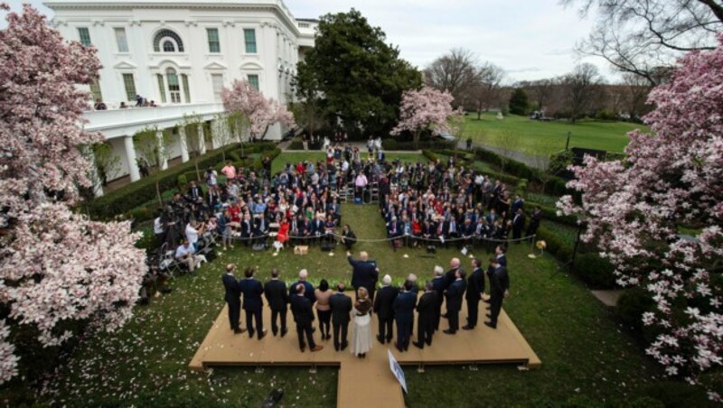 Der Rosengarten des Weißen Hauses, in dem Trump seine Pressekonferenz zur Corona-Pandemie abhielt (Bild: AFP)