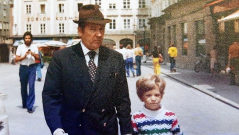 Schon der Großvater war Botschafter in Österreich: Trevor Traina mit Opa 1976 in Wien. (Bild: "Krone")