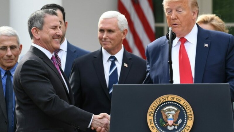 US-Präsident Donald Trump hört auch bei der Corona-Ansprache nicht auf, Hände zu schütteln. Mit Brian Cornell, Chairman und CEO von Target Corporation, ... (Bild: AFP)