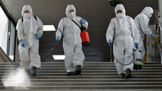 Desinfektionsarbeiten in einer U-Bahn-Station in Seoul (Bild: ASSOCIATED PRESS)