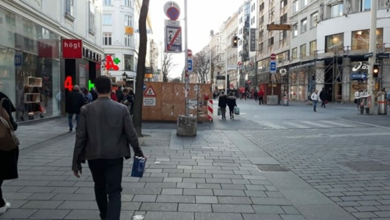 Einige Menschen spazierten am Samstagnachmittag gemütlich über die Mariahilfer Straße. (Bild: zVg)