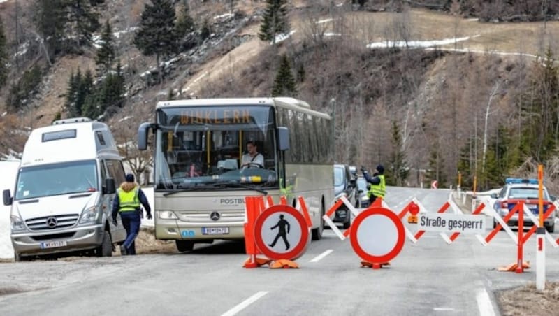 Stau ander Ortsausfahrt: Ausländische Urlauber durften raus, einheimische mussten umdrehen. (Bild: EXPA Pictures)