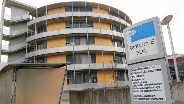 Ins Eltern-Kind-Zentrum (ELKI) am Klinikum Klagenfurt wurde der verletzte 15-Jährige geflogen (Bild: Kronen Zeitung)