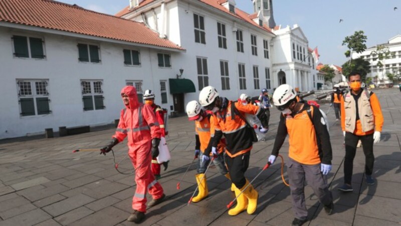 Großflächige Desinfektionsmaßnahmen in Indonesien (Bild: AP)