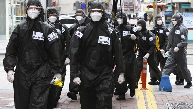 Soldaten in Südkorea beim Desinfektionseinsatz (Bild: AP)