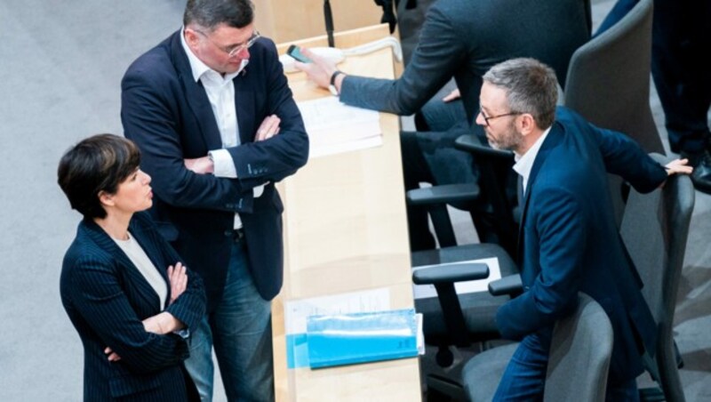 SPÖ-Parteivorsitzende Pamela Rendi-Wagner, SPÖ-Vizeklubchef Jörg Leichtfried und FPÖ-Klubobmann Herbert Kickl vor der Nationalratssondersitzung zum Coronavirus (Bild: APA/GEORG HOCHMUTH)