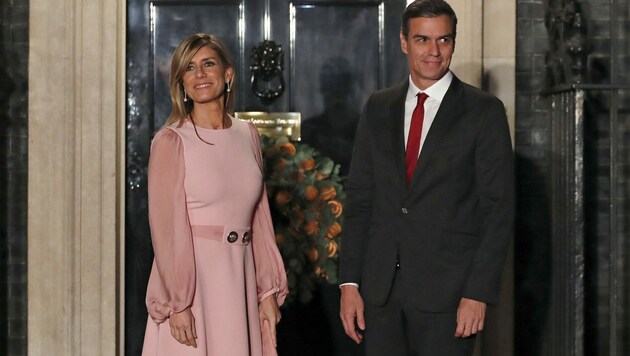 Premier Pedro Sanchez mit seiner Frau Begona Gomez (Bild: AP)