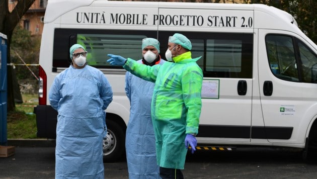 Krankenhausangestellte auf Italiens Straßen (Bild: AFP)