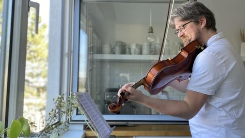 Thomas Koslowsky, Musiker im Bruckner Orchester, spielte bei offenem Fenster Viola. (Bild: ZVG)