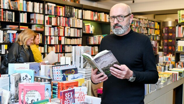Buchhändler Alex mit etwas sorgenvollem Blick (Bild: © Harald Dostal)