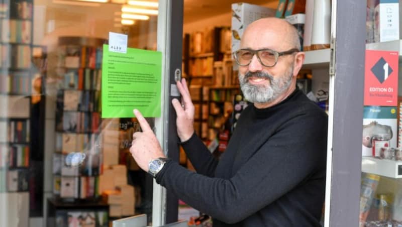 Buchhändler Alex: Am Eingang zum Geschäft am Linzer Hauptplatz klebt eine Hilfestellung für den kontaktlosen Einkauf. (Bild: © Harald Dostal)