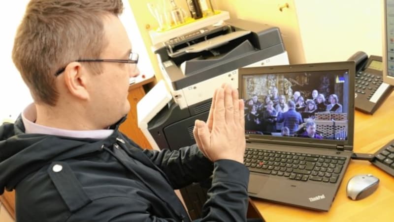 Ein gemeinsames Gebet vor dem Laptop. (Bild: Christian Jauschowetz)