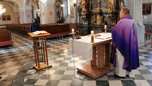 Vikar Mario Brandstätter zelebrierte die Messe in der Kirche Hartberg nur vor einer Kamera. (Bild: Christian Jauschowetz)