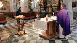 Vikar Mario Brandstätter zelebrierte die Messe in der Kirche Hartberg nur vor einer Kamera. (Bild: Christian Jauschowetz)