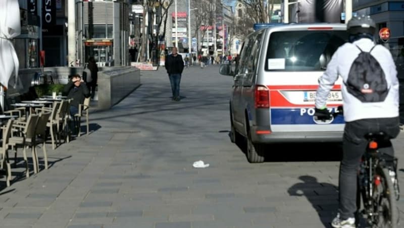 Für ganz Österreich wurde im März eine Ausgangsbeschränkung beschlossen - die Polizei kontrollierte. (Bild: APA/HERBERT P. OCZERET)