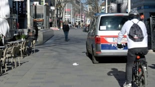 Zu der blutigen Attacke war es in der Nacht mitten auf der Mariahilfer Straße gekommen (Symbolbild). (Bild: APA/HERBERT P. OCZERET, Krone KREATIV)