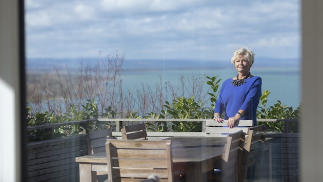 Toller Ausblick: Renate Moser auf der Terrasse ihres Wohnhauses über dem Bodensee. (Bild: Mathis Fotografie )