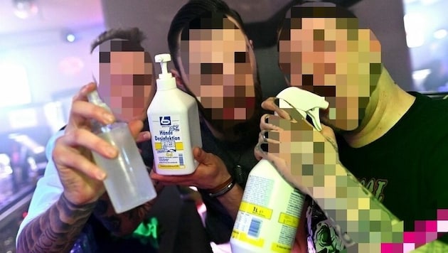 Trotz Ausgangsbeschränkungen: Mit Desinfektionsmitteln posierten junge Partygäste in Kärnten für den Fotografen. (Bild: zVg/Facebook)