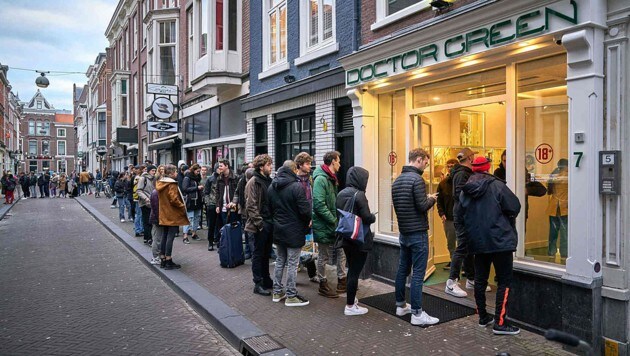 Vor einem Coffeeshop in Den Haag bildete sich am Sonntag eine lange Schlange. (Bild: APA/AFP/ANP/Phil Nijhuis)