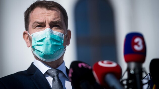 Der künftige slowakische Premier Igor Matovic sprach am Montag mit Schutzmaske vor Journalisten. (Bild: AFP)