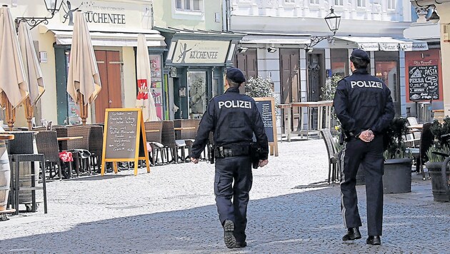 In der Grazer Innenstadt fand man mehr Tauben als Menschen an. Polizisten kontrollierten (Bild: Christian Jauschowetz)