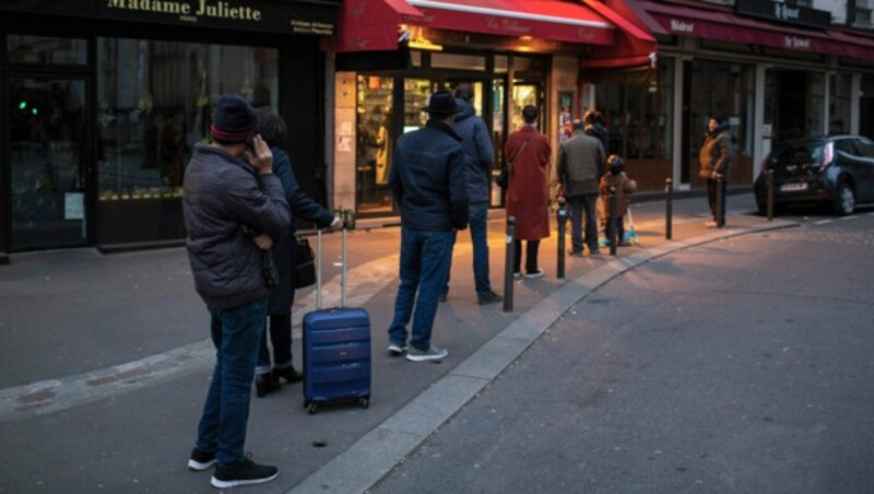 Bild vor einem Supermarkt in Paris (Bild: The Associated Press)