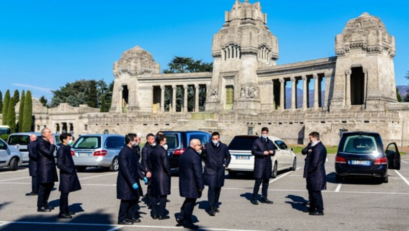 Totengräber vor dem Friedhof von Bergamo (Bild: AFP)