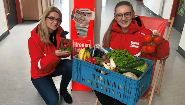 Kerstin und Clara sind begeistert: Die Kiste bietet Gesundes für viele Tage. Wer bestellt, bekommt es geliefert. 3000 Kisten stehen bereit! (Bild: Alex Schwab)