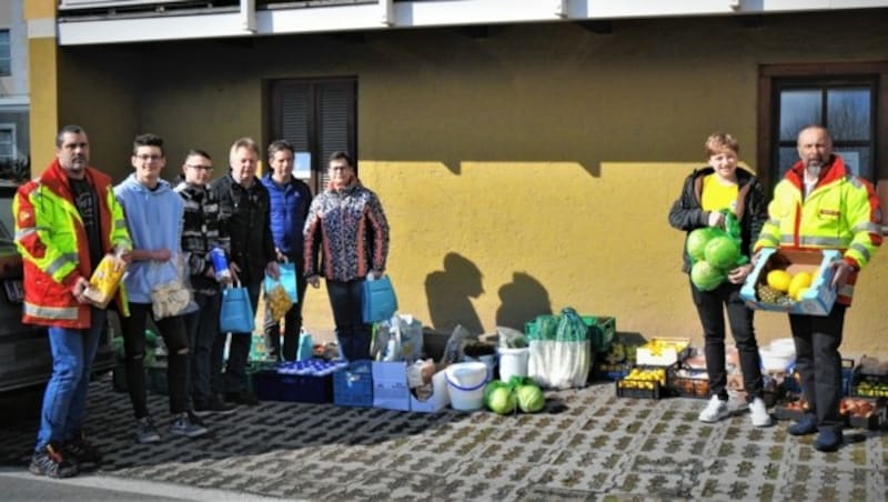 Mitglieder der Wasserrettung Hermagor unterstützten die Stadtgemeinde bei der Verteilaktion der Hotel Plattner-Lebensmittel. (Bild: Hannes Burgstaller)