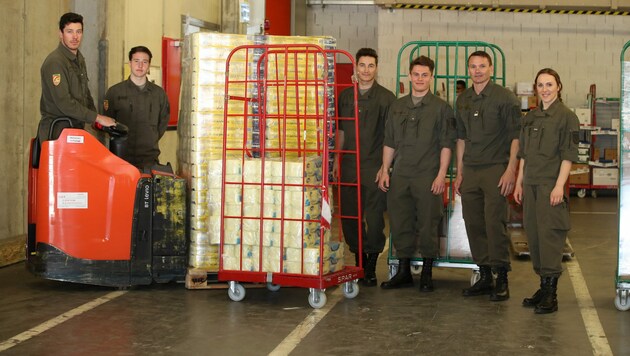 Vorarlbergs Heeressportler sind dieser Tage im Assistenzeinsatz, um die Lebensmittelversorgung zu sichern. (Bild: Maurice Shourot)