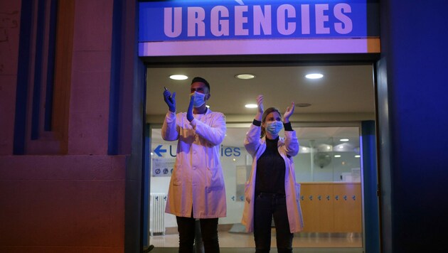 Krankenhausmitarbeiter in Spanien (Bild: AP)
