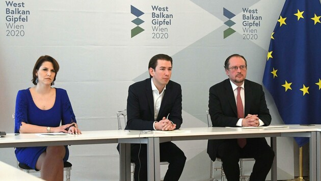 Europaministerin Karoline Edtstadler, Bundeskanzler Sebastian Kurz und Außenminister Alexander Schallenberg (Bild: APA/HELMUT FOHRINGER)