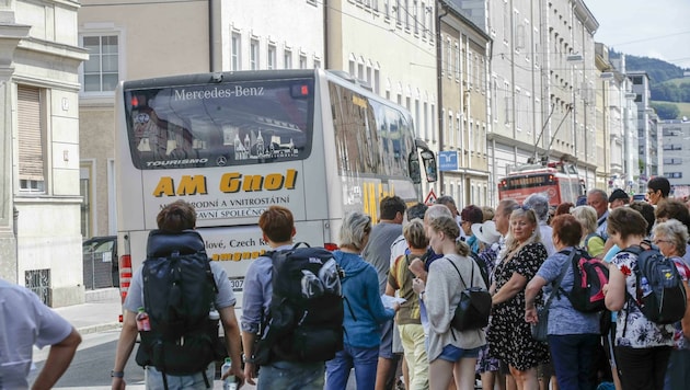 Ungebremste Bustouristen in der Paris-Lodron-Straße (Bild: Tschepp Markus)