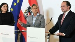 Zivildienstministerin Elisabeth Köstinger, Verteidigungsministerin Klaudia Tanner und Außenminister Alexander Schallenberg (v.l.) (Bild: APA/HELMUT FOHRINGER)