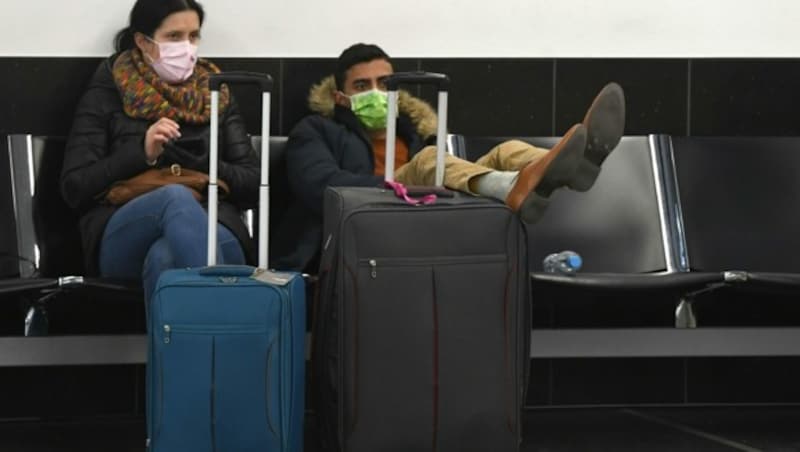 Passagiere am Flughafen Wien (Bild: APA/HELMUT FOHRINGER)