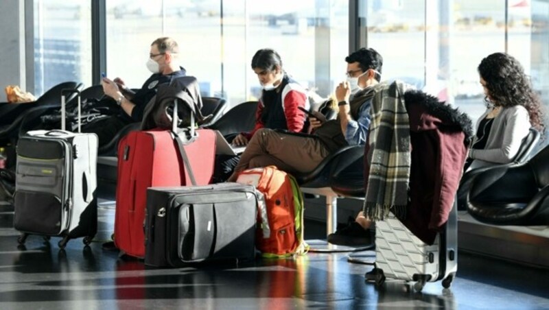 Passagiere am Flughafen Wien (Bild: APA/HELMUT FOHRINGER)