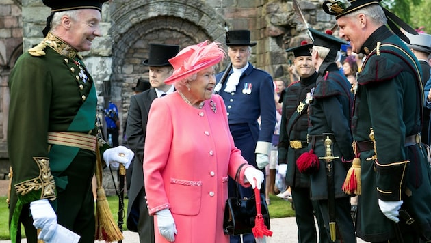 Die Gartenparty der Queen im Vorjahr im Palace of Holyroodhouse in Edinburgh. (Bild: AFP)