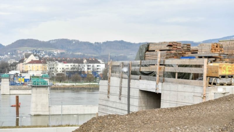 Die Fertigstellung der Neuen Donaubrücke in Linz (ehemalige Eisenbahnbrücke) wird sich verzögern. (Bild: Harald Dostal)