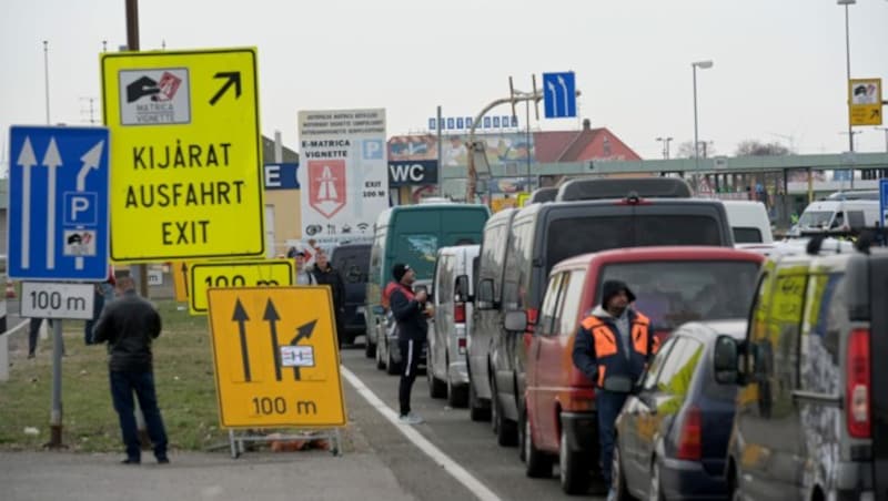 Transitkorridore sollen gesichert werden und chaotische Verkehrsszenen wie im März verhindern. (Bild: APA/HERBERT P. OCZERET)