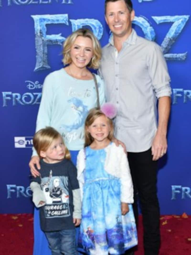 Beverley Mitchell mit Ehemann Michael Cameron und ihren Kindern Hutton und Kenzie (Bild: 2019 Getty Images)