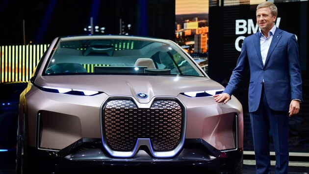 BMW-Vorstandschef Oliver Zipse: „Ab heute fahren wir unsere europäischen Automobilwerke und das Werk Rosslyn in Südafrika herunter. Die Produktionsunterbrechung wird voraussichtlich bis zum 19. April eingeplant.“ (Bild: AFP)