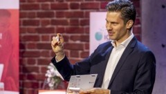 Igevia-Gründer Dominik Flener in der Puls4-Show „2 Minuten 2 Millionen“. (Bild: Puls4/Gerry Frank Photography)