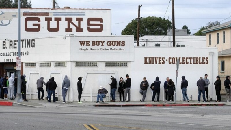 Menschenschlangen vor einem Waffengeschäft im kalifornischen Culver City (Bild: Associated Press)