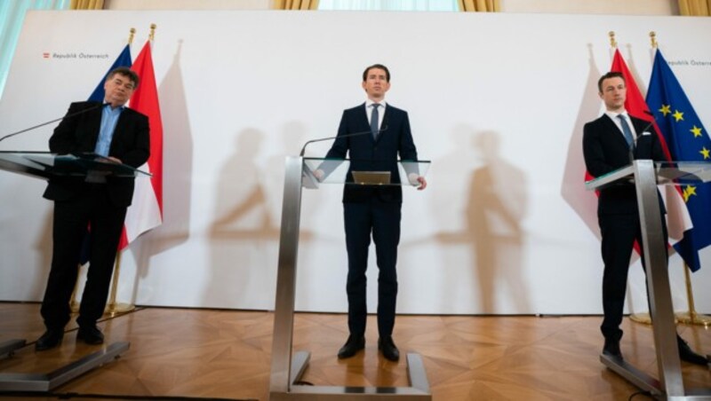 Vizekanzler Werner Kogler (Grüne), Bundeskanzler Sebastian Kurz und Finanzminister Gernot Blümel (beide ÖVP) (Bild: APA/GEORG HOCHMUTH)