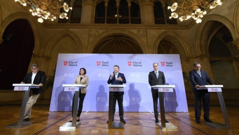 V. l.: ÖGB-Präsident Wolfgang Katzian, AK-Präsidentin Renate Anderl, Bürgermeister Michael Ludwig, Alexander Biach (Wirtschaftskammer Wien) und Franz Windisch (Landwirtschaftskammer Wien) im Rahmen einer Pressekonferenz, bei der neue Maßnahmen gegen die Corona-Krise präsentiert wurden. (Bild: APA/HANS KLAUS TECHT)