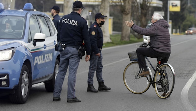 Polizisten kontrollieren das Ausgangsverbot. (Bild: The Associated Press)