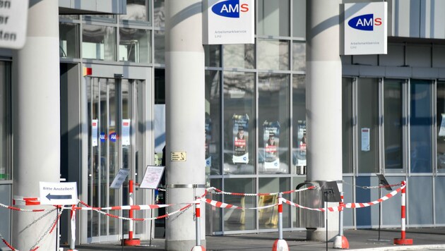 Der Zugang zur AMS-Geschäftsstelle am Bulgariplatz in Linz gestern Vormittag. (Bild: Harald Dostal)