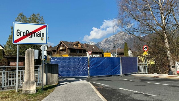 Zwei Meter hohe Gitterzäune mit Sichtschutz stehen jetzt am Grenzübergang in Großgmain (Bild: Markus Tschepp)