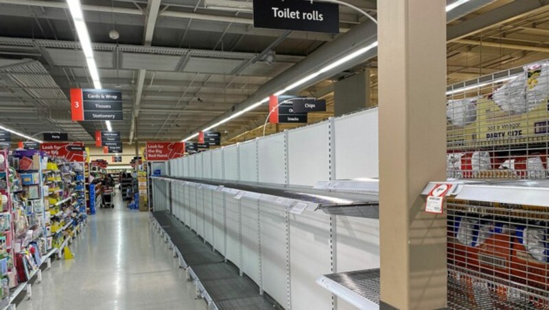 Leere Regale in einem Supermarkt in der Metropole Sydney (Bild: APA/AFP/Saeed Khan)