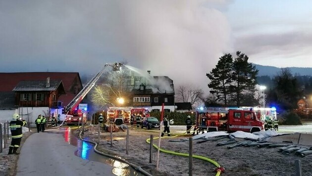 126 Feuerwehrmänner waren in Bad Mitterndorf im Einsatz. (Bild: BFV Liezen/Schlüßlmayr)